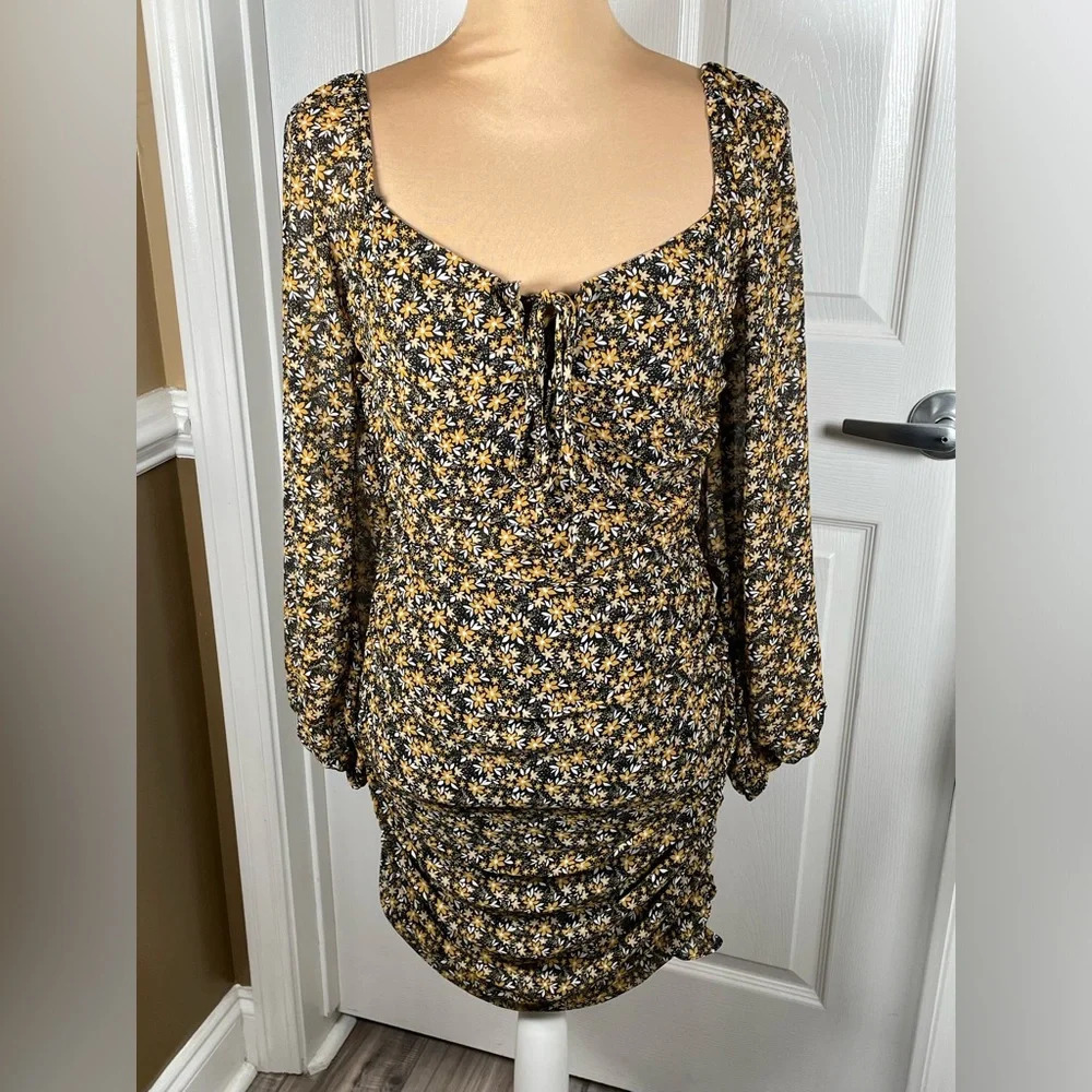 Lush‎ Black Ruched Sheath Mini Dress Size Small Yellow
Sweetheart Ruffle NEW - Picture 15 of 16